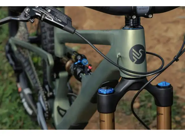 Ich habe ein Ibis Ripmo V3 Deore XT Mountainbike in der Olive Swamp Monster Farbe.
